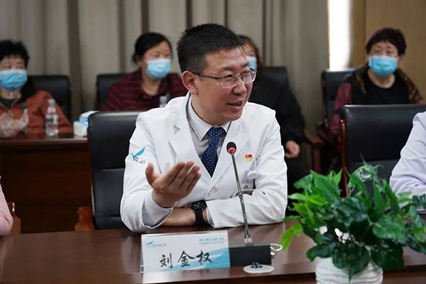 刘金权,杨晓光代表医院向离退休干部职工表示慰问,感谢他们为医院